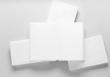 Işık arkaplanı üzerine boş kitaplar