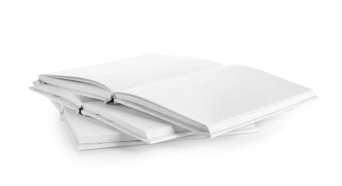 Beyaz arkaplanda boş kitaplar izole edildi