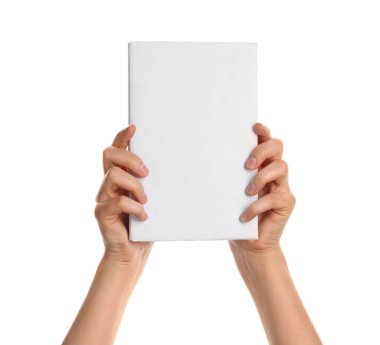 Beyaz arkaplanda izole edilmiş boş kitabı olan kadın elleri