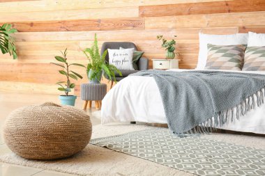 Halıları olan modern bir yatak odası.