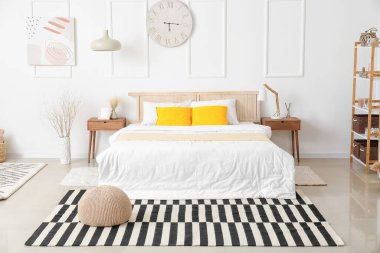 Halıları olan modern bir yatak odası.