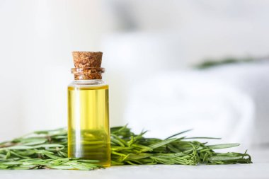 Biberiye esaslı yağlı bir şişe.