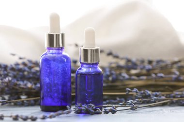 Masada lavanta yağı olan şişeler.