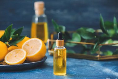 Masada limon yağı olan bir şişe.