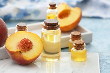 Masada bir şişe şeftali yağı var.