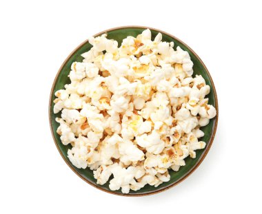 Beyaz arkaplanda izole edilmiş patlamış mısır kasesi