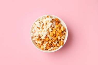 Arkaplanda bir kase patlamış mısır