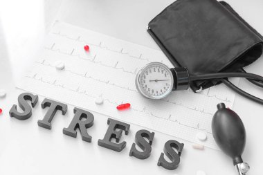 Kelime STRESS, kardiyogram ve ışık arkaplanı tonometresi