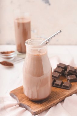 Masada bir şişe aromatik çikolatalı süt.