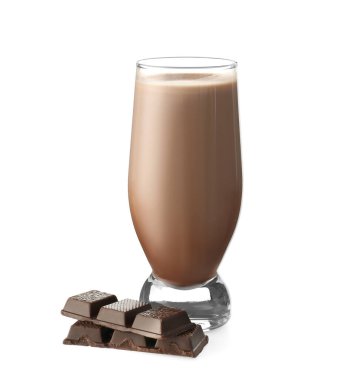 Beyaz arka planda bir bardak lezzetli çikolatalı süt.
