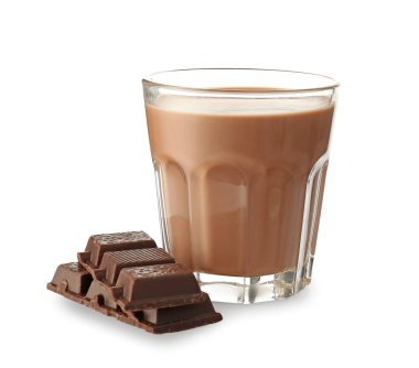 Beyaz arka planda bir bardak lezzetli çikolatalı süt.