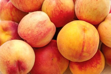 Tatlı olgun şeftaliler arka planda