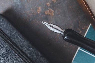 Grunge arkaplanındaki uçlu kalem