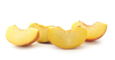 Beyaz arkaplanda olgun şeftali parçaları