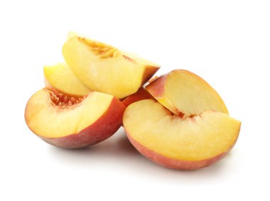 Beyaz arkaplanda olgun şeftali parçaları