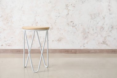 Odadaki ışıklı duvarın yanındaki şık masa.