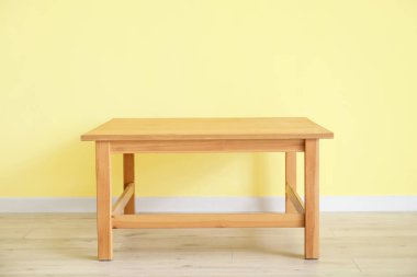 Renkli duvarın yanındaki masa çok şık.