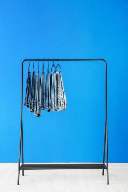 Renkli duvarın yanında kot pantolon askısı