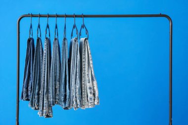 Renk arkaplanında elbise askısı olan dizin