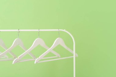 Renk arkaplanında elbise askısı olan dizin