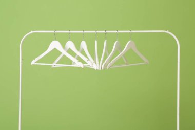 Renk arkaplanında elbise askısı olan dizin