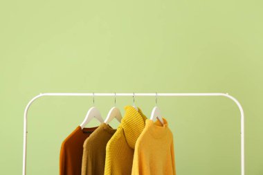 Renkli arka planda kıyafetlerle dizin