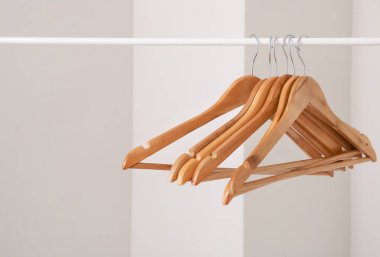 Açık arkaplanda elbise askısı olan raflar