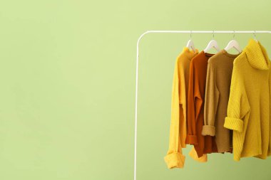 Renkli arka planda kıyafetlerle dizin