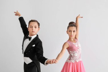 Hafif arka planda dans eden şirin çocuklar.