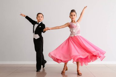 Stüdyoda dans eden şirin çocuklar.