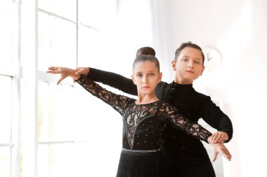 Stüdyoda dans eden şirin çocuklar.