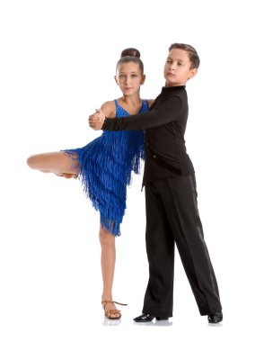 Beyaz arka planda dans eden sevimli küçük çocuklar.