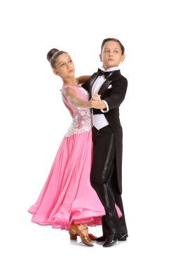 Beyaz arka planda dans eden sevimli küçük çocuklar.