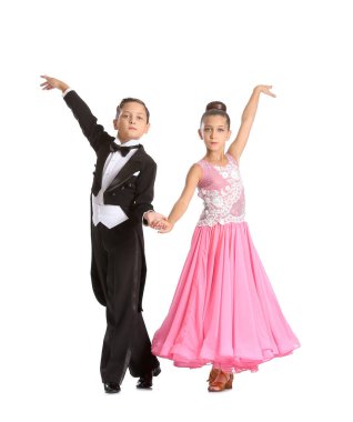 Beyaz arka planda dans eden sevimli küçük çocuklar.