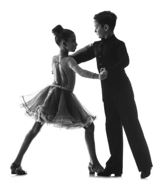 Beyaz arka planda dans eden küçük çocukların silueti