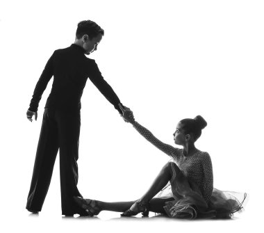 Beyaz arka planda dans eden küçük çocukların silueti