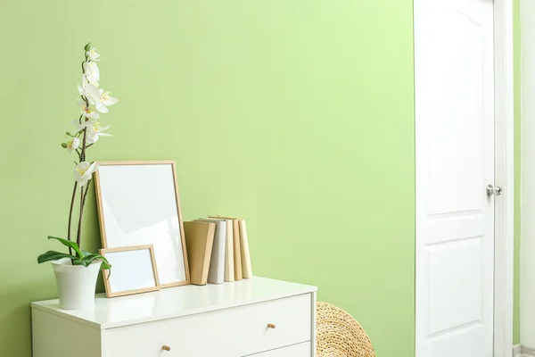 Modern Chest Drawers Color Wall Room — Stock Photo, Image