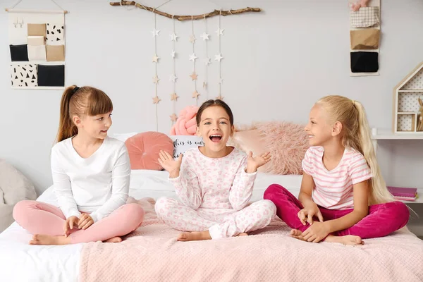 Mignonnes Petites Filles Assises Sur Lit Pyjama Maison — Photo