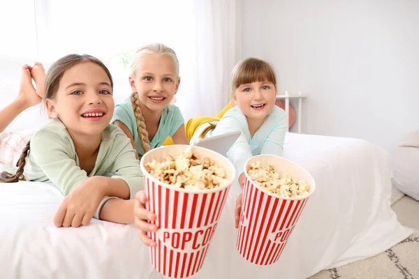 Nette Kleine Mädchen Mit Tablet Computer Und Popcorn Hause — Stockfoto