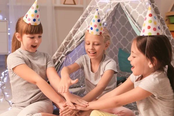 Γλυκά Κοριτσάκια Γιορτάζουν Γενέθλιά Τους Στο Σπίτι — Φωτογραφία Αρχείου
