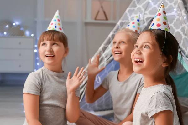 Meninas Bonitos Comemorando Aniversário Casa — Fotografia de Stock