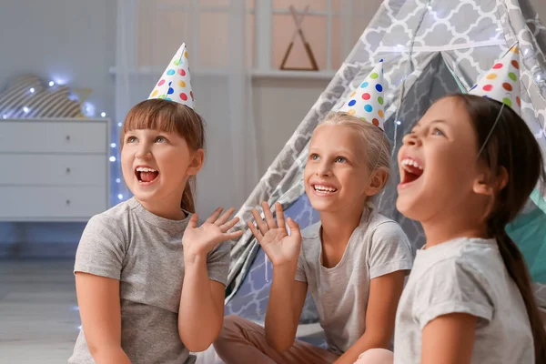 Meninas Bonitos Comemorando Aniversário Casa — Fotografia de Stock