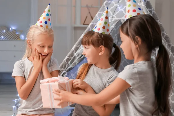 Słodkie Małe Dziewczynki Świętując Urodziny Domu — Zdjęcie stockowe