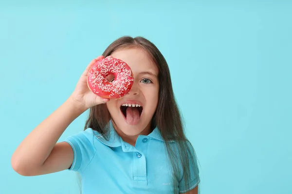 Petite Fille Drôle Avec Beignet Doux Sur Fond Couleur — Photo