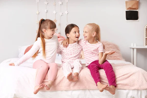 Evde Pijamalarıyla Oturan Tatlı Küçük Kızlar — Stok fotoğraf