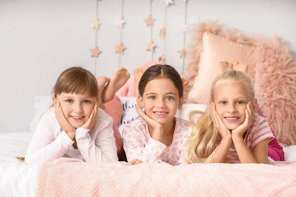 Evde Pijamalarıyla Yatakta Yatan Tatlı Küçük Kızlar — Stok fotoğraf