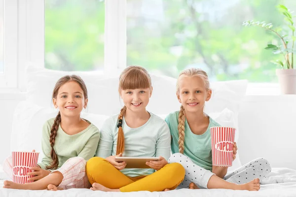 Roztomilé Holčičky Počítačem Popcorn Doma — Stock fotografie