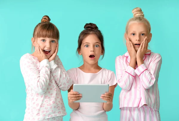 Meninas Bonitos Com Computador Tablet Fundo Cor — Fotografia de Stock