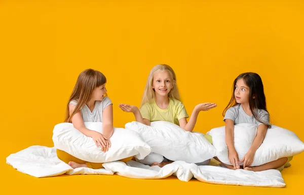 Emocjonalne Dziewczynki Poduszkami Tle Koloru — Zdjęcie stockowe