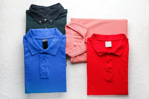 Camisas Masculinas Novas Fundo Claro — Fotografia de Stock